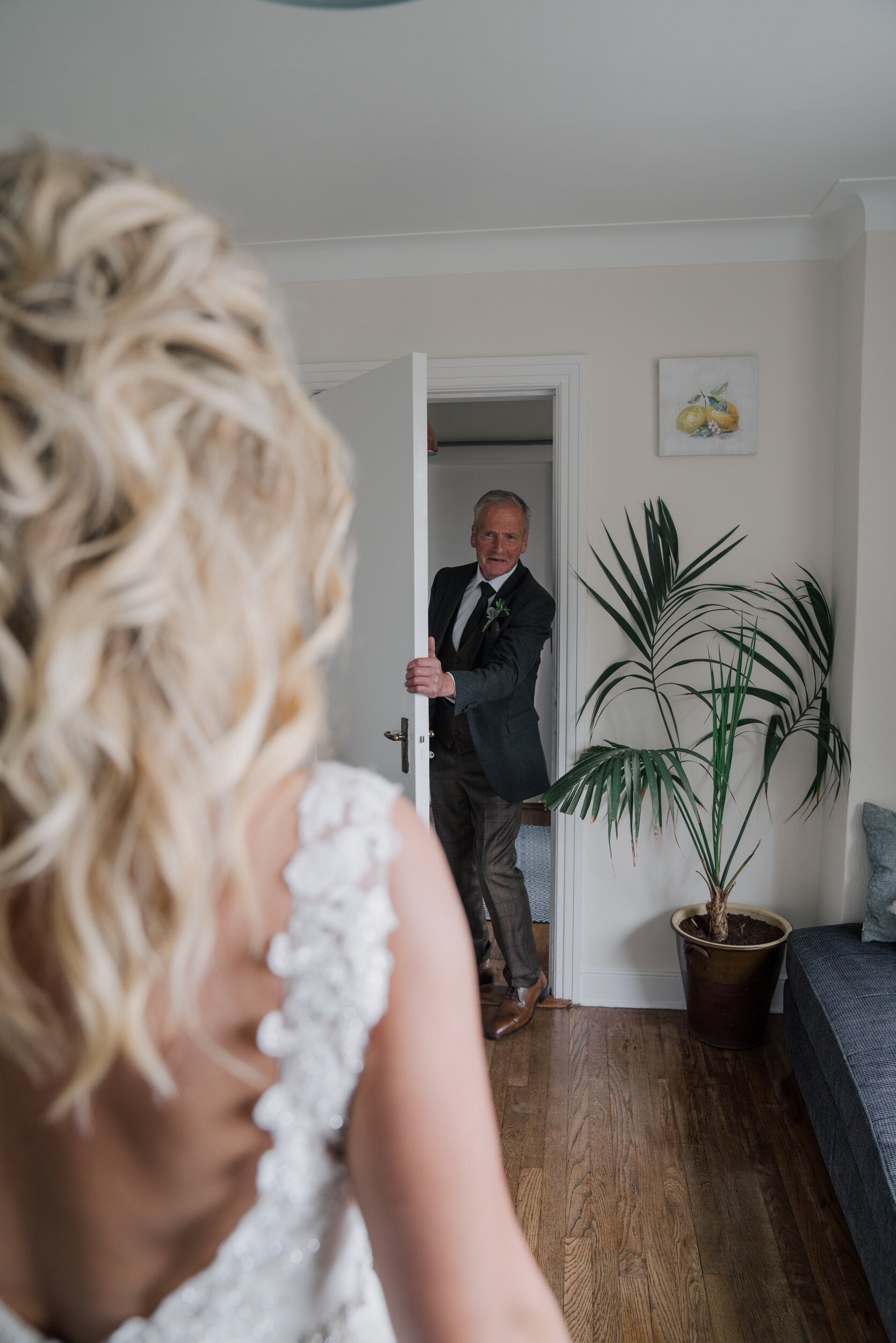 wedding photographer captures dads reaction seeing his daughter on her wedding day