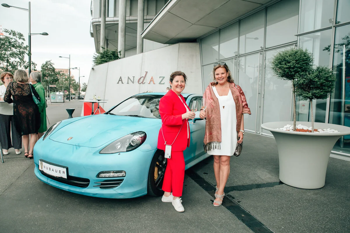 art car pres mit general manager andaz_pic fototiller.jpeg