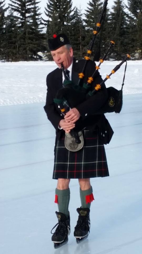 At Saskatoon's 2015 kilt skate, a piper braved the 35-below temperatures. This year, the weather forecast looks more promising.