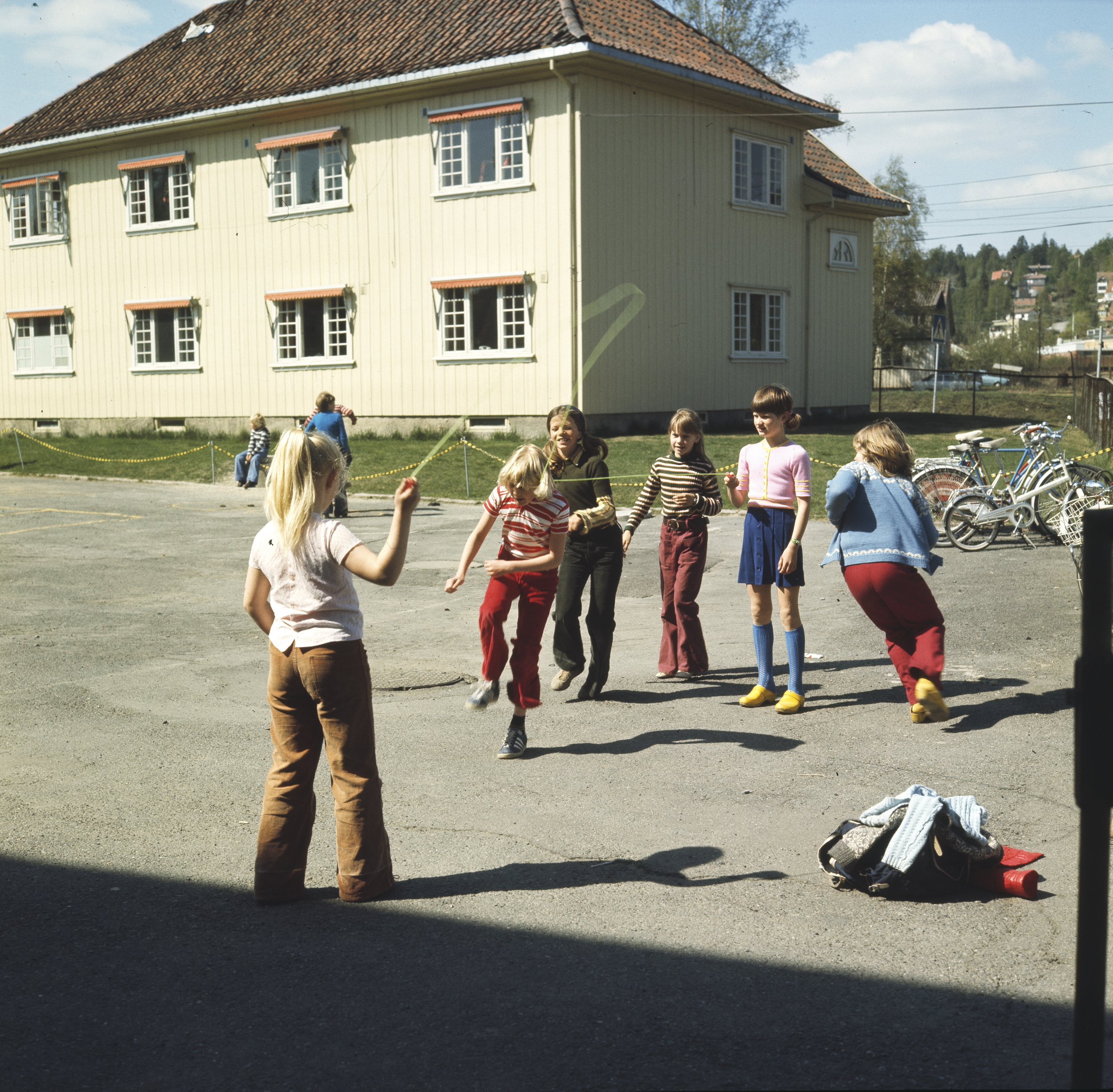 Taughopping i skolegården. Årvoll skole, Oslo, 1974. Foto: Paul A. Røstad. Tilhører DEXTRA photo, Norsk Teknisk Museum.
