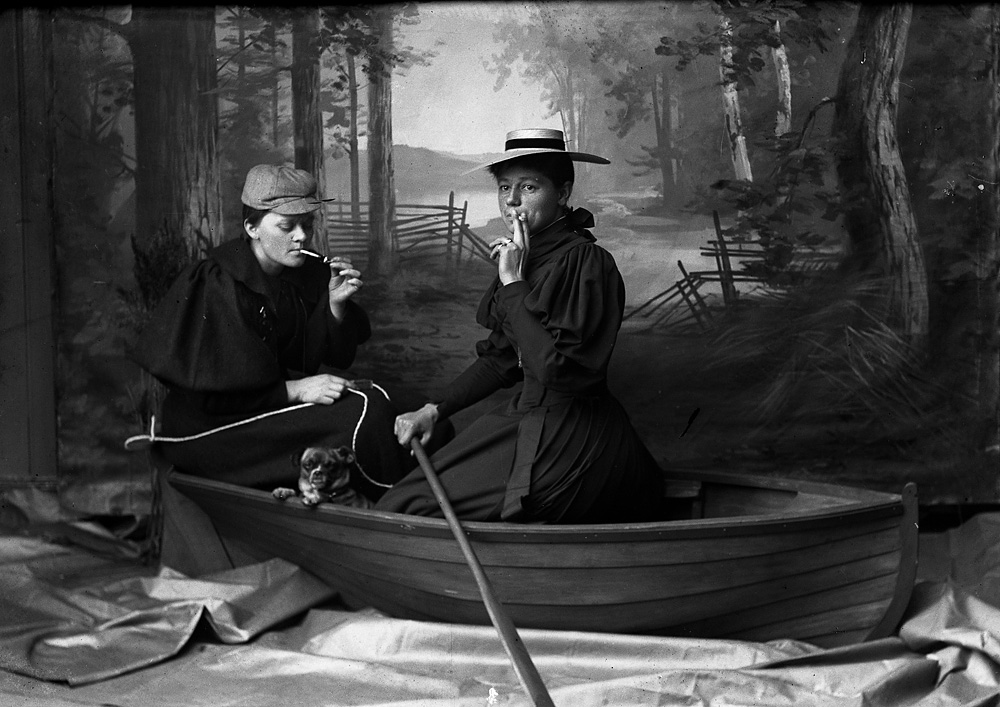 Berg & Høeg. Marie Høeg og Bolette Berg i båten. ca. 1895-1903. Sølvgelatin på barytt. Tilhører Preus Museum.