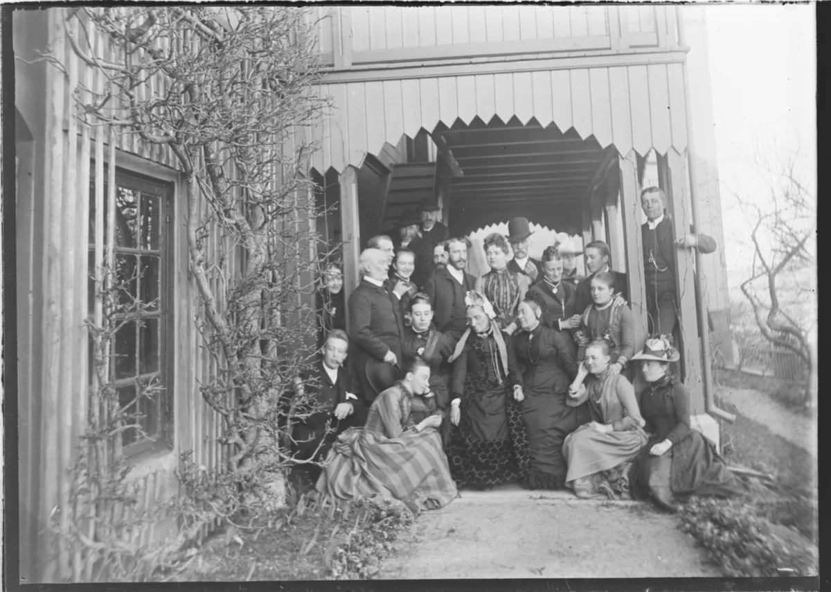 stort familieportrett under overbygget.jpg