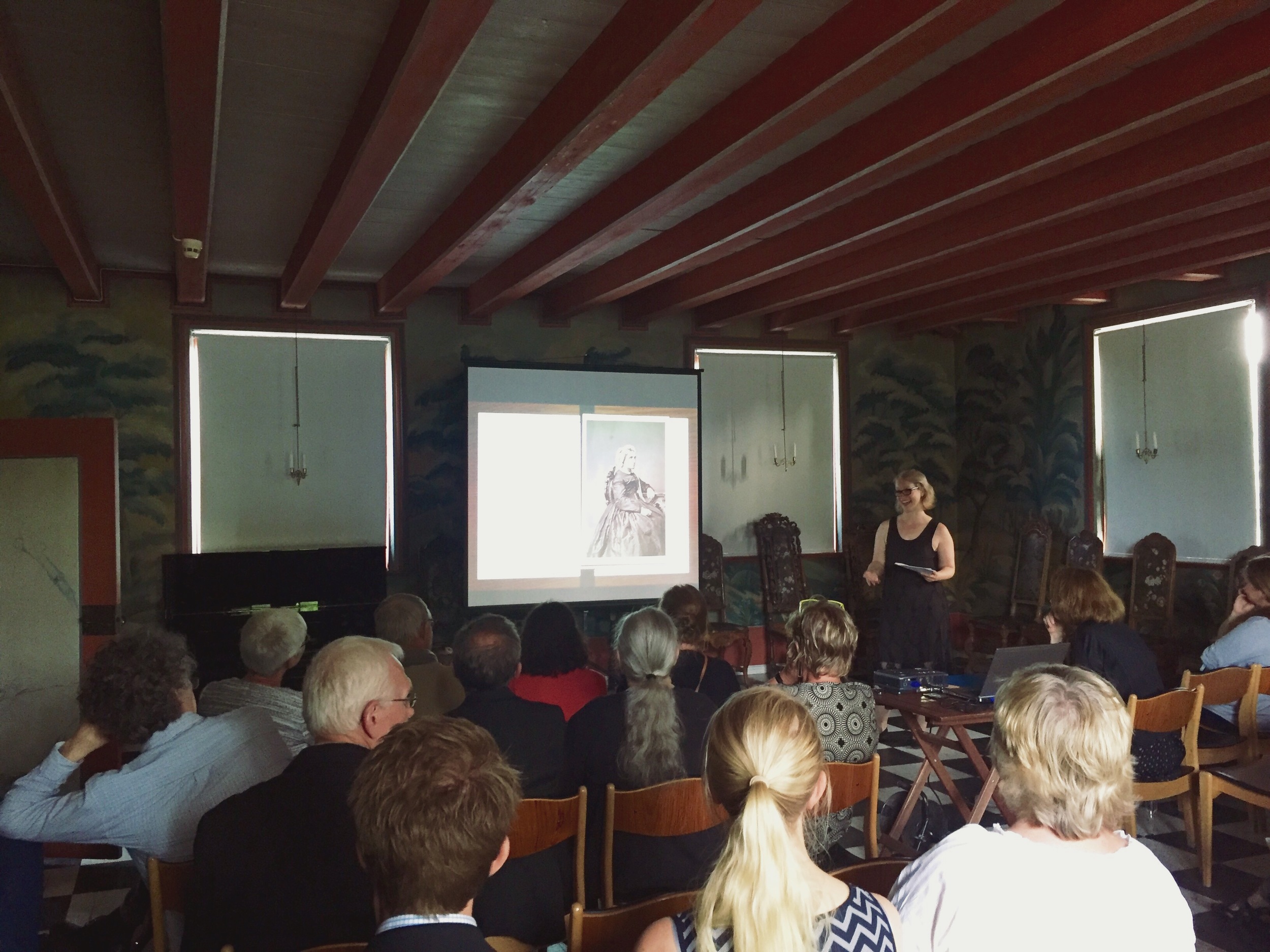 Elisabeth Kristoffersen fra Museene i Akershus forteller om bildesamlingen som ble oppdaget på Linderud gård. Linderud gård er i dag en del av Museene i Akershus og f otoavdelingen ved MiA har stått for digitalisering og bevaring av samlingen. 