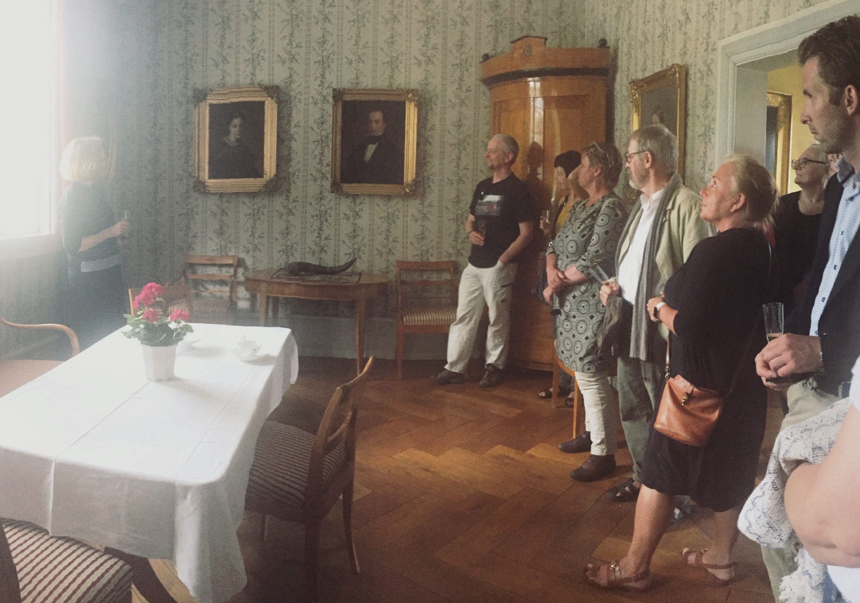 Kari Greve forteller om gården og familiens historie.