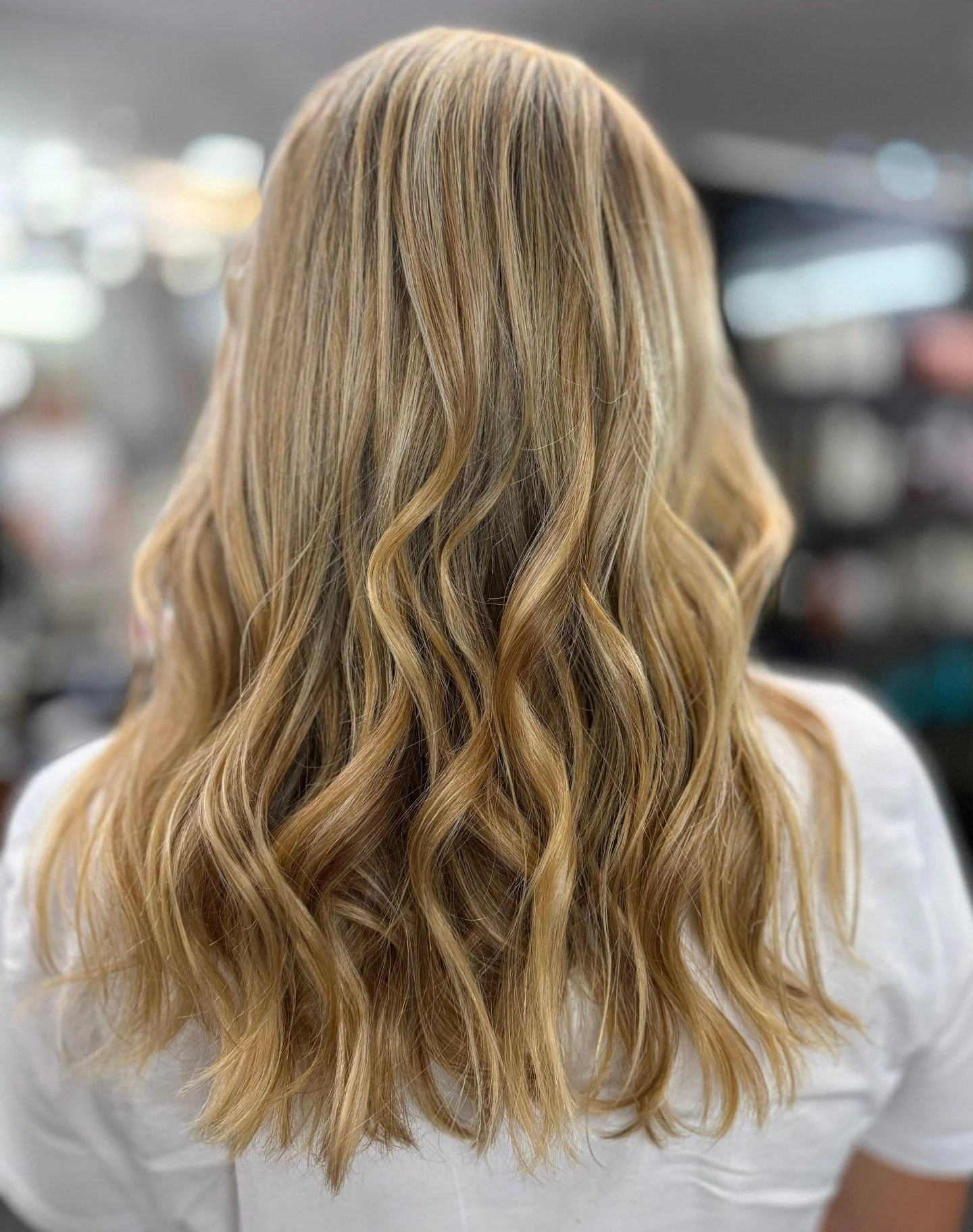 Blonde refresh with depth, shine, and dimension by @lbonomo_hairstylist .  Experience the art of color at RikRak Salon in Brickell.
