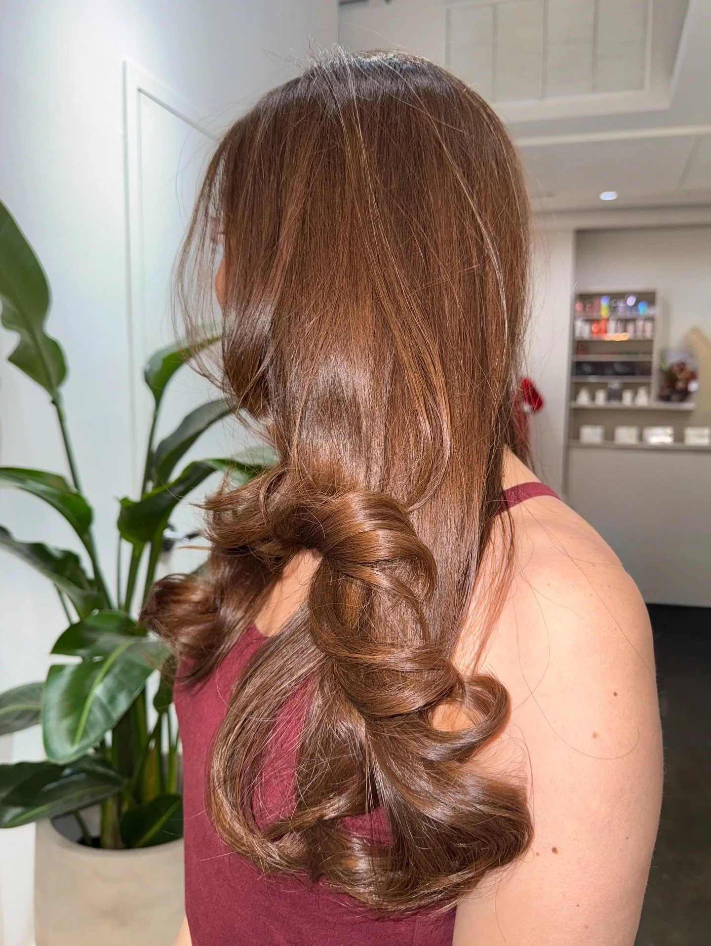 DECEMBER IS HERE ✨
Fresh waves, glossy shine, and the perfect start to holiday season.🤎💫

Hair by: @angelina38