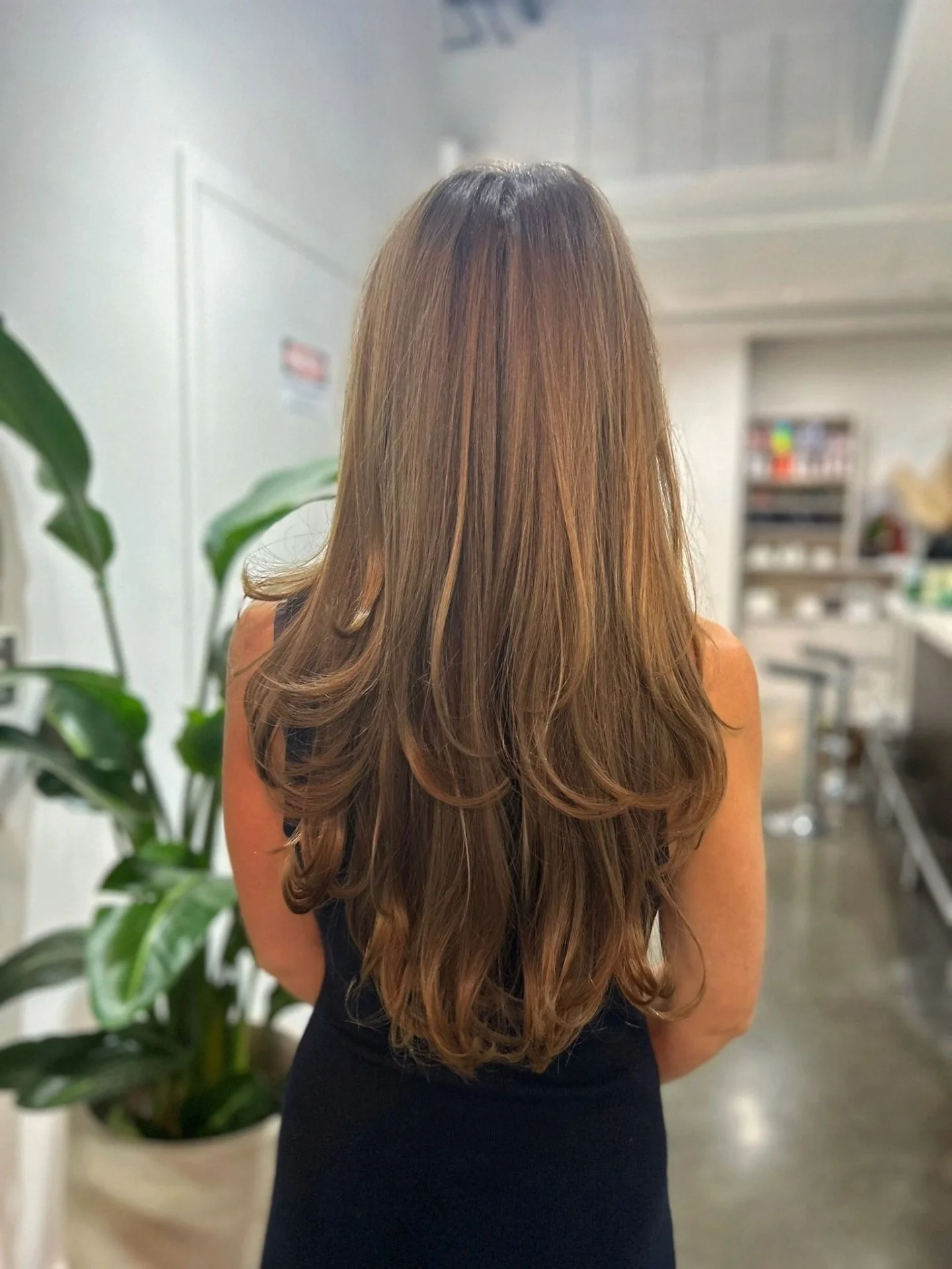 Layers that frame, shine that speaks ✨
Fresh cut &amp; blowout by @hairbyidlopez