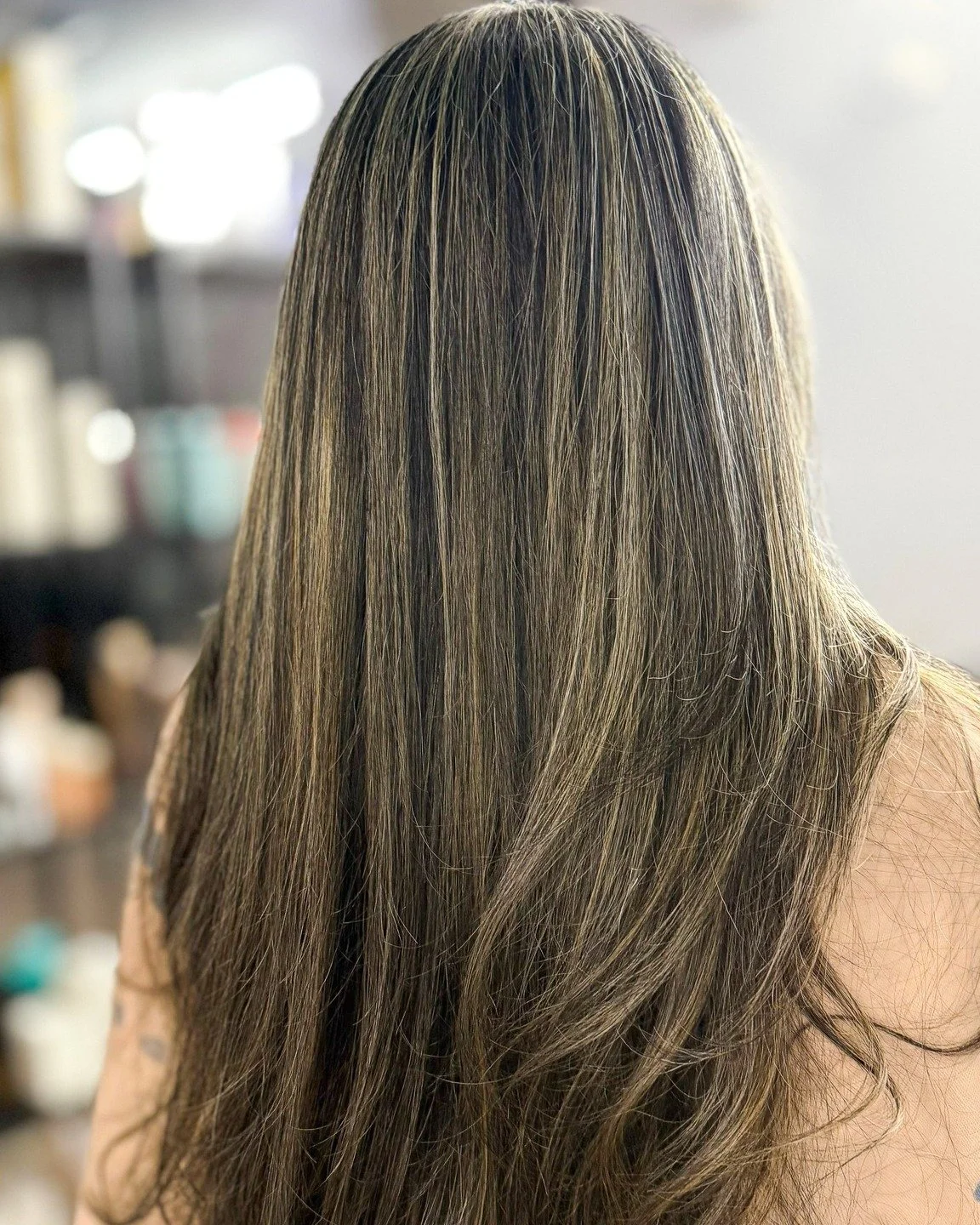 Perfectly placed, seamlessly blended balayage that looks like it grew that way. 
Hair by:@lbonomo_hairstylist
Book your color consultation &bull; Link in bio