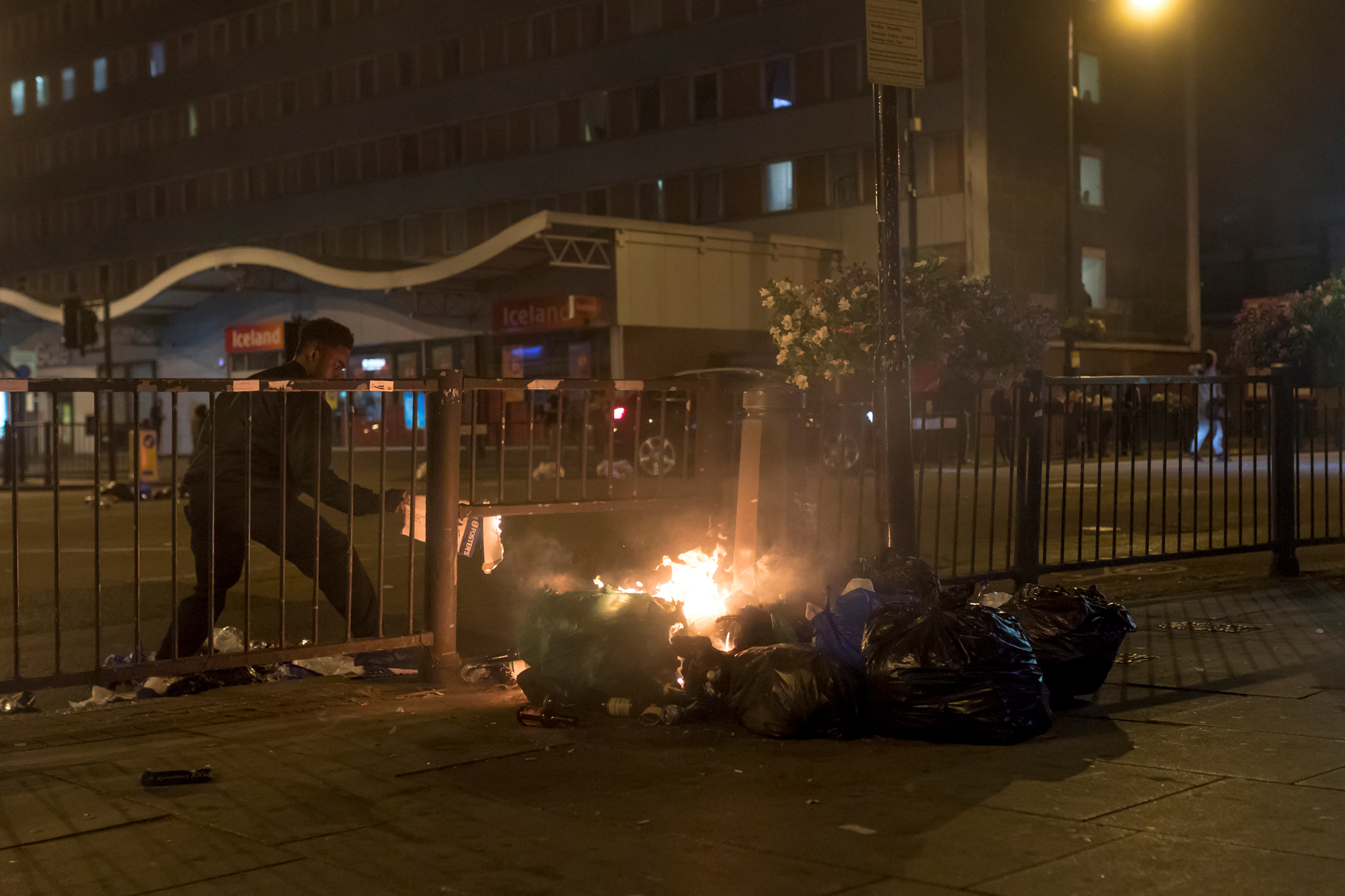 Demonstrators clashed with police in London over the death of Edir Frederico Da Costa, a 25 year old black man who passed away six day after being arrested officers. The police watchdog, used force and CS spray against Da Costa during his arrest.