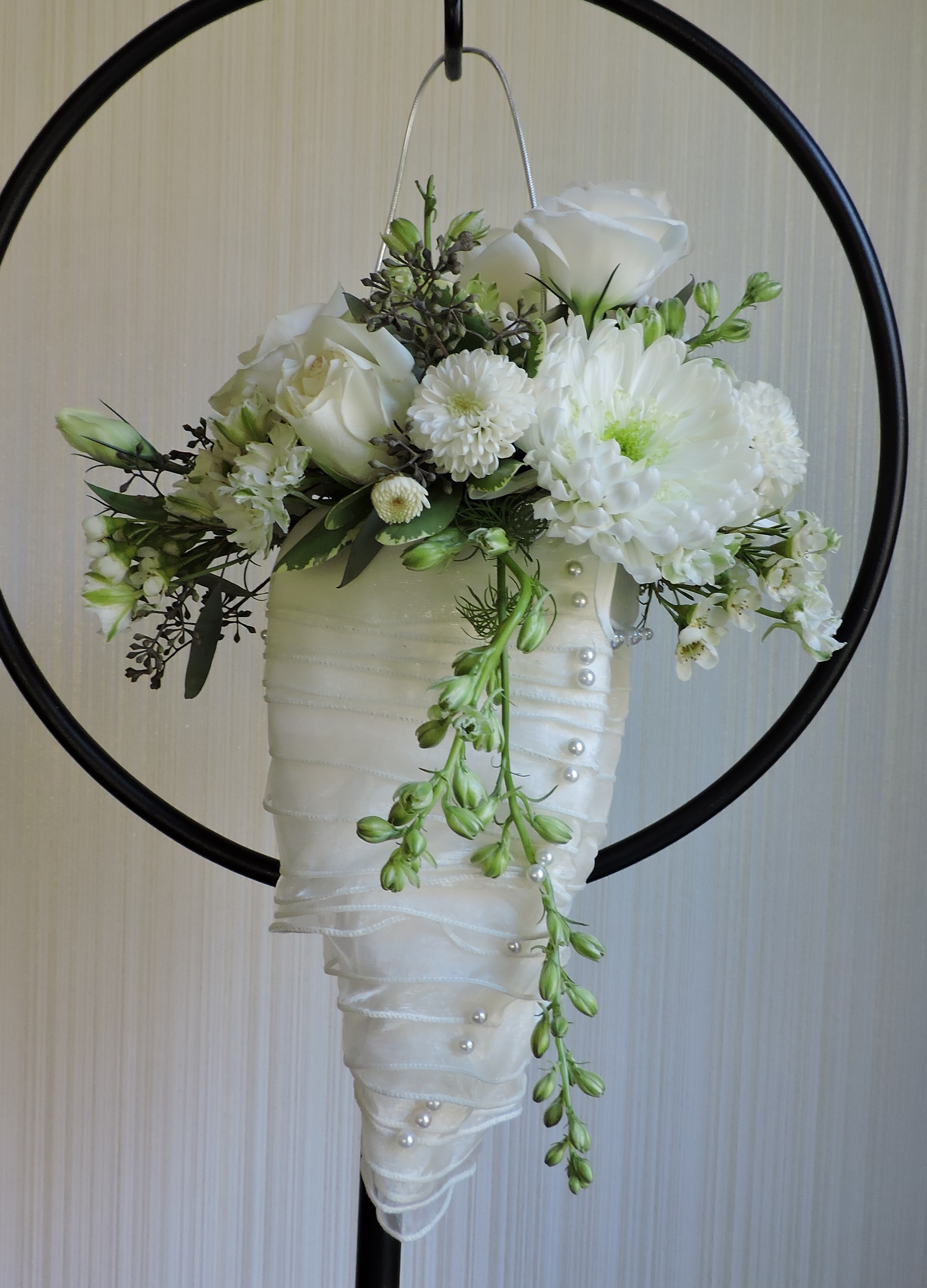  A unique alternative to the typical bouquet styles. &nbsp;Additional shapes available.&nbsp; 