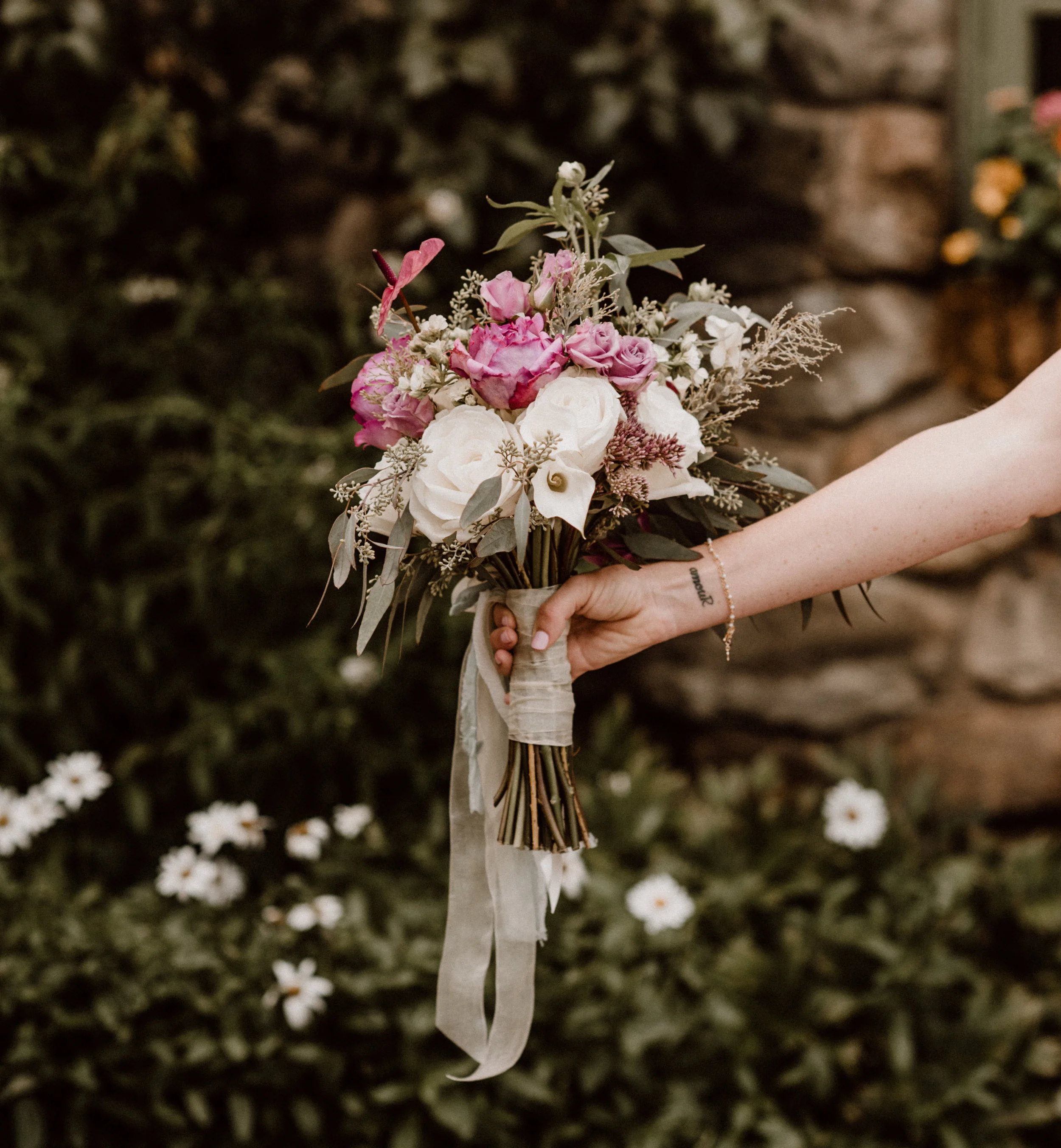 Side view of bouquet photo by @emilyteresaphotography
