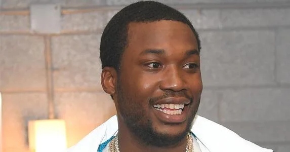 Rapper Meek Mill gives 6000 backpacks to Philadelphia students 