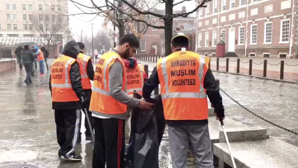Muslim Youth group cleans up national parks while government is shutdown  