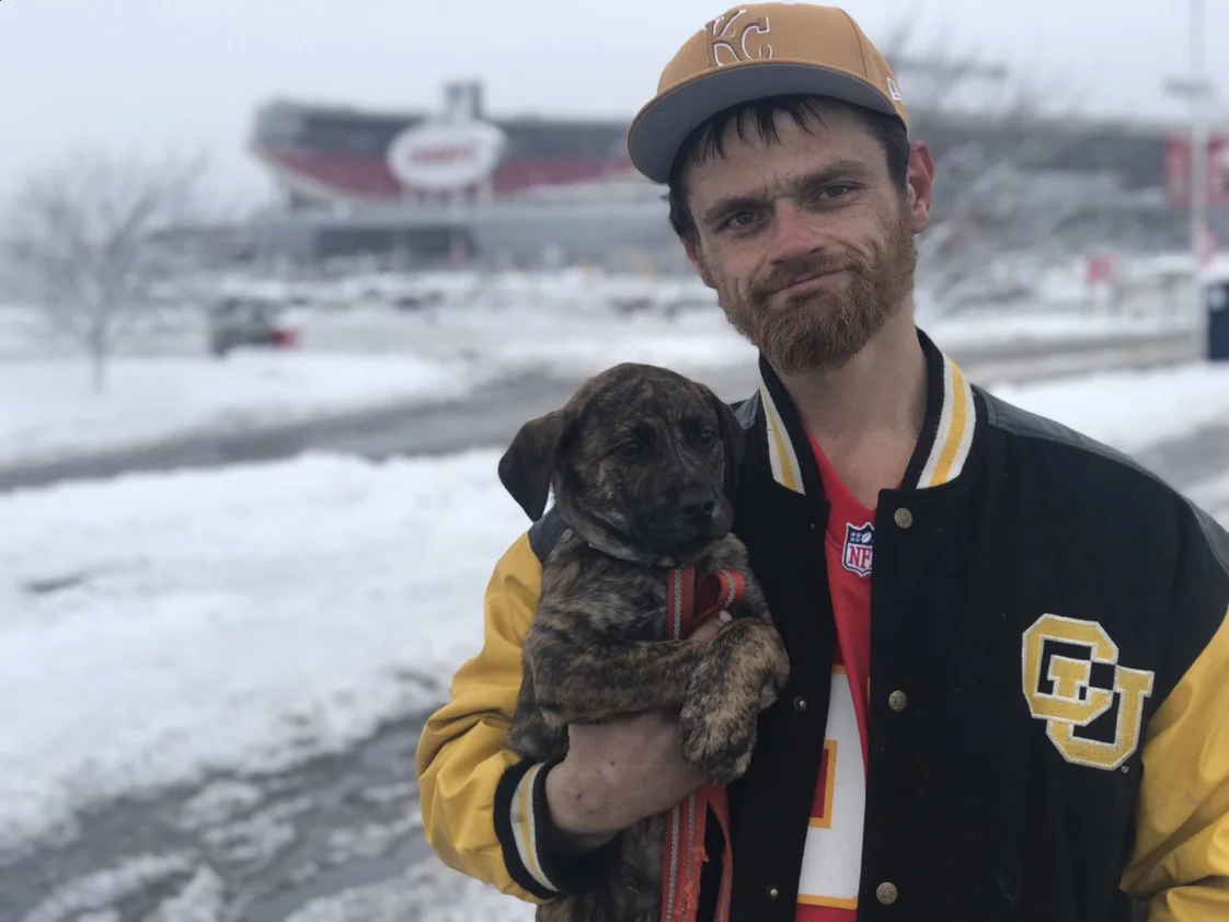 Homeless man helps NFL player who was stuck in snow 