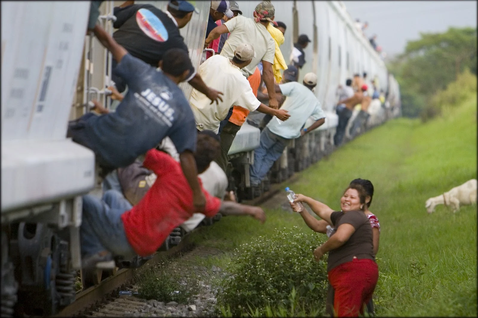 For 25 years, women have been feeding migrants that pass by on trains