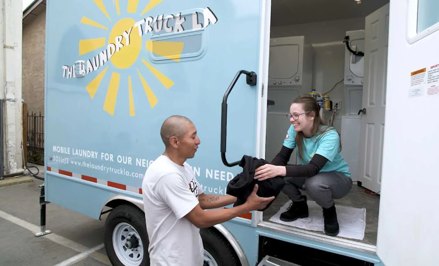 Mobile truck in LA helps homeless by cleaning laundry for free
