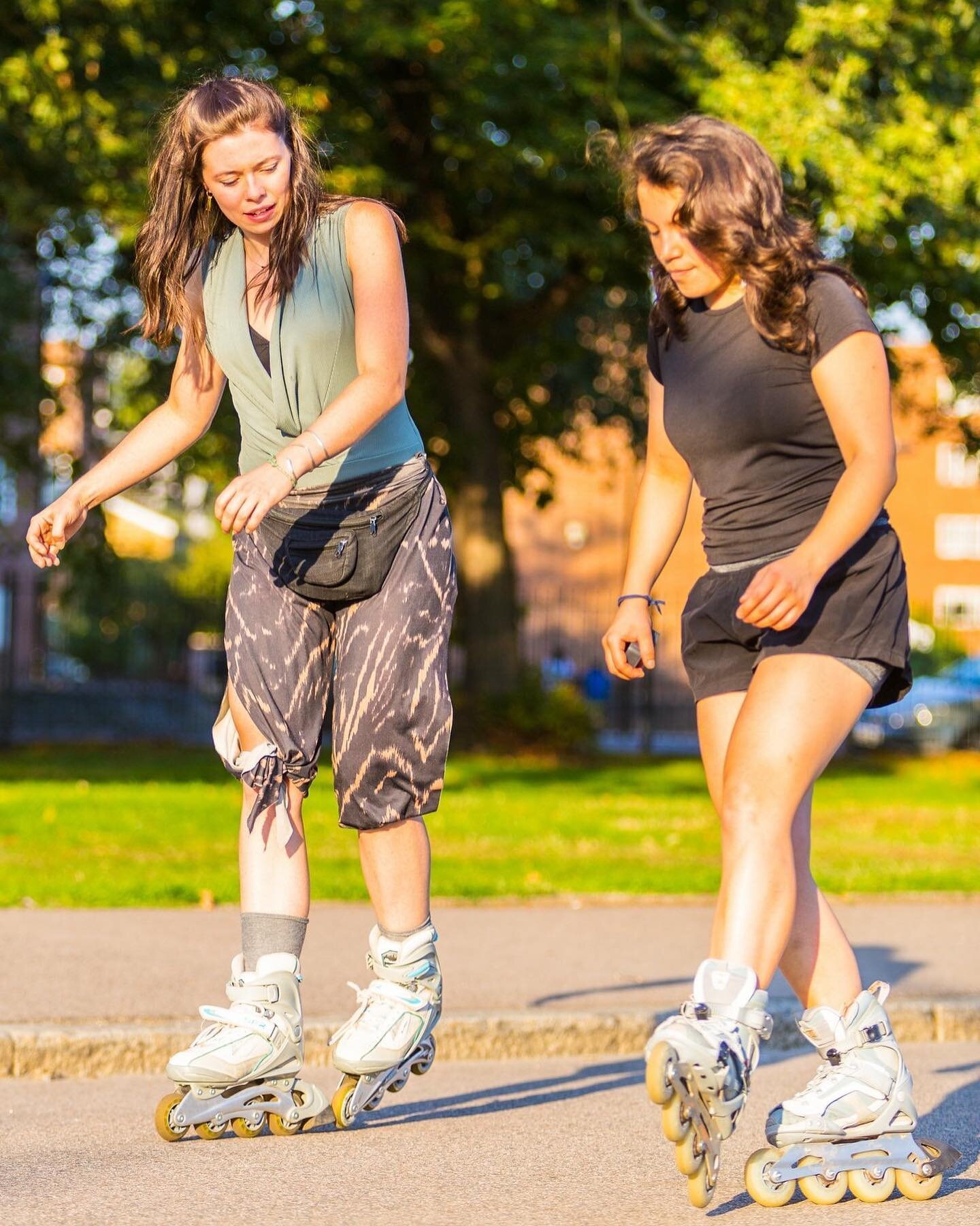 Something I really liked from living in London as student was going to parks to have fun with my friends. Hyde park and Victoria park were my favourite places to go rollerblading and I came across with different groups of people who liked rollerbladi