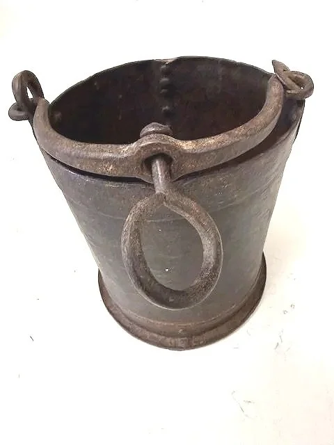 ANTIQUE  INDIAN IRON POT / 1