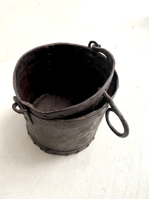 ANTIQUE IRON BUCKET / 715F