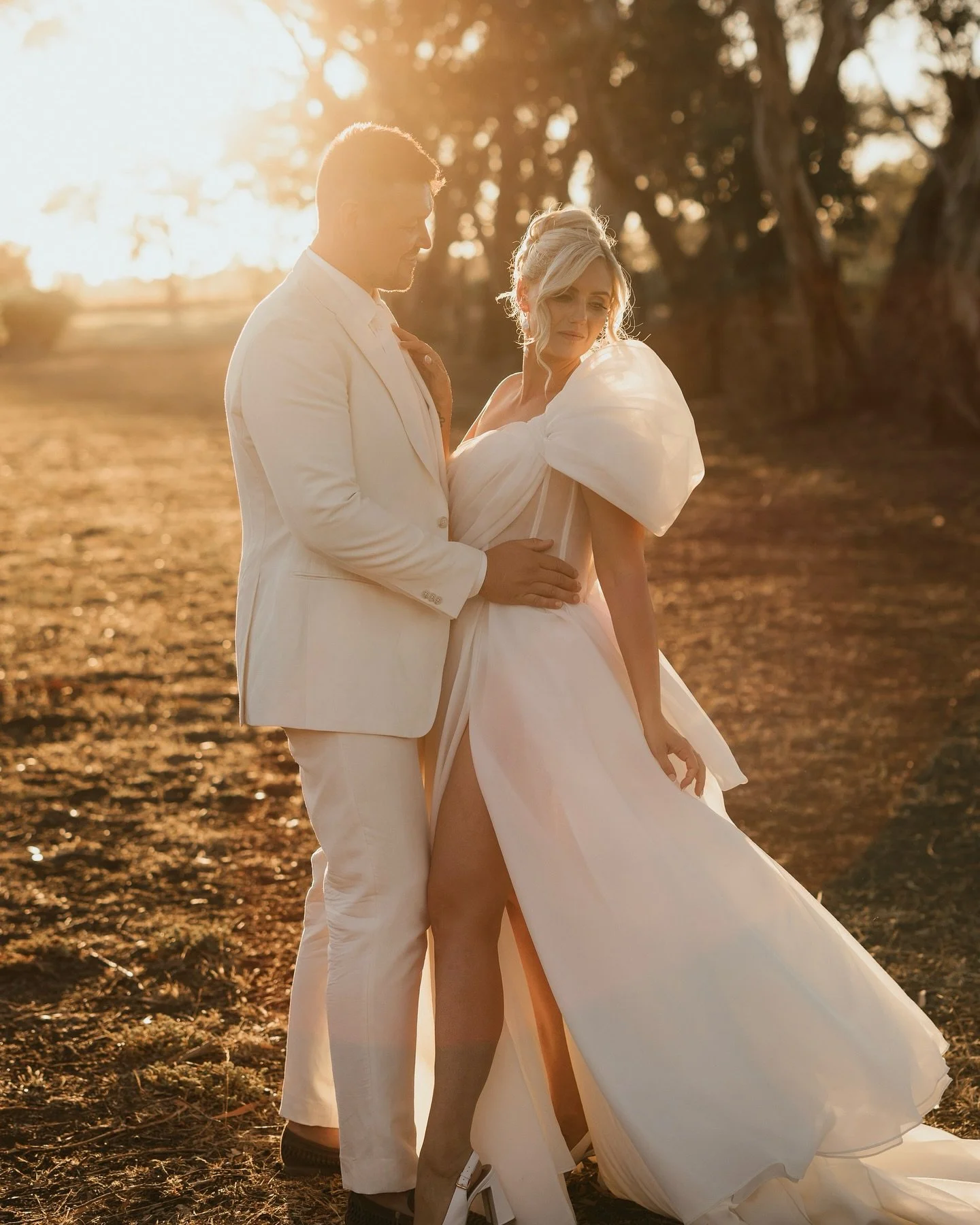T Y M E K A +  M I K E
This wedding was pure MAGIC! 💍 Watching these two say “I do” surrounded by the breathtaking views of Lake Breeze Winery at Langhorne Creek was nothing short of spectacular. 🌿🍷 From the dreamy vineyard backdrop t