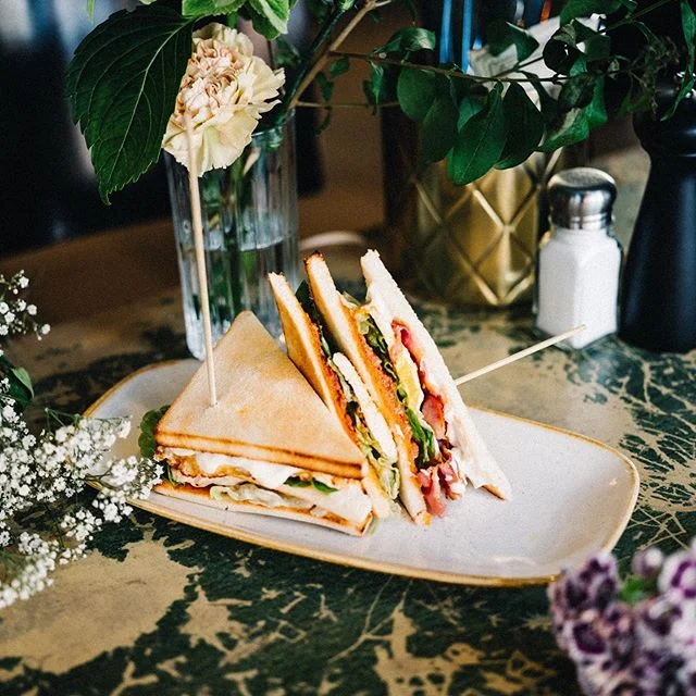 Hungrig? Wie w&auml;re es mit dem 55 Club Sandwich - mit H&auml;hnchenbrustfilet, Spiegelei, Salat, 55-Tr&uuml;ffel-Mayo, Bacon und Tomatenpesto ? 🥪🔥 #mxvst #55eleven #brunchtime #saturdays #foodporn #sandwich #lunchandbrunch #potd #muc #m&uuml;nch