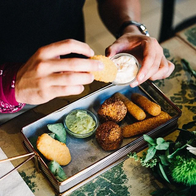 Der 55Eleven Fingerfood Basket bereit zum Dippen: Samosa, Cream Cheese Jalape&ntilde;os, Falafel und Mozzarellasticks. 🤩👌🏼 #mxvst #55eleven #muc #foodporn #fingerfood #munich #foodlove #sharingiscaring #snacks #foodbasket