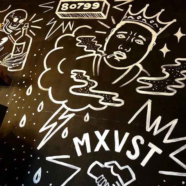 Kunstvoll in die neue Woche - Think positiv: am Mittwoch ist schon wieder Vorfeiertag 🧨🧨🧨
.
.
.
#55eleven #mxvst #graffiti #chalkart #painting #biggiesmalls #notoriousbig #maxvorstadt #interior #design