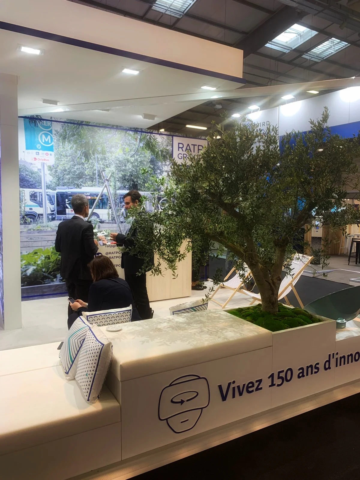 Des arbres intégrés dans le décor.