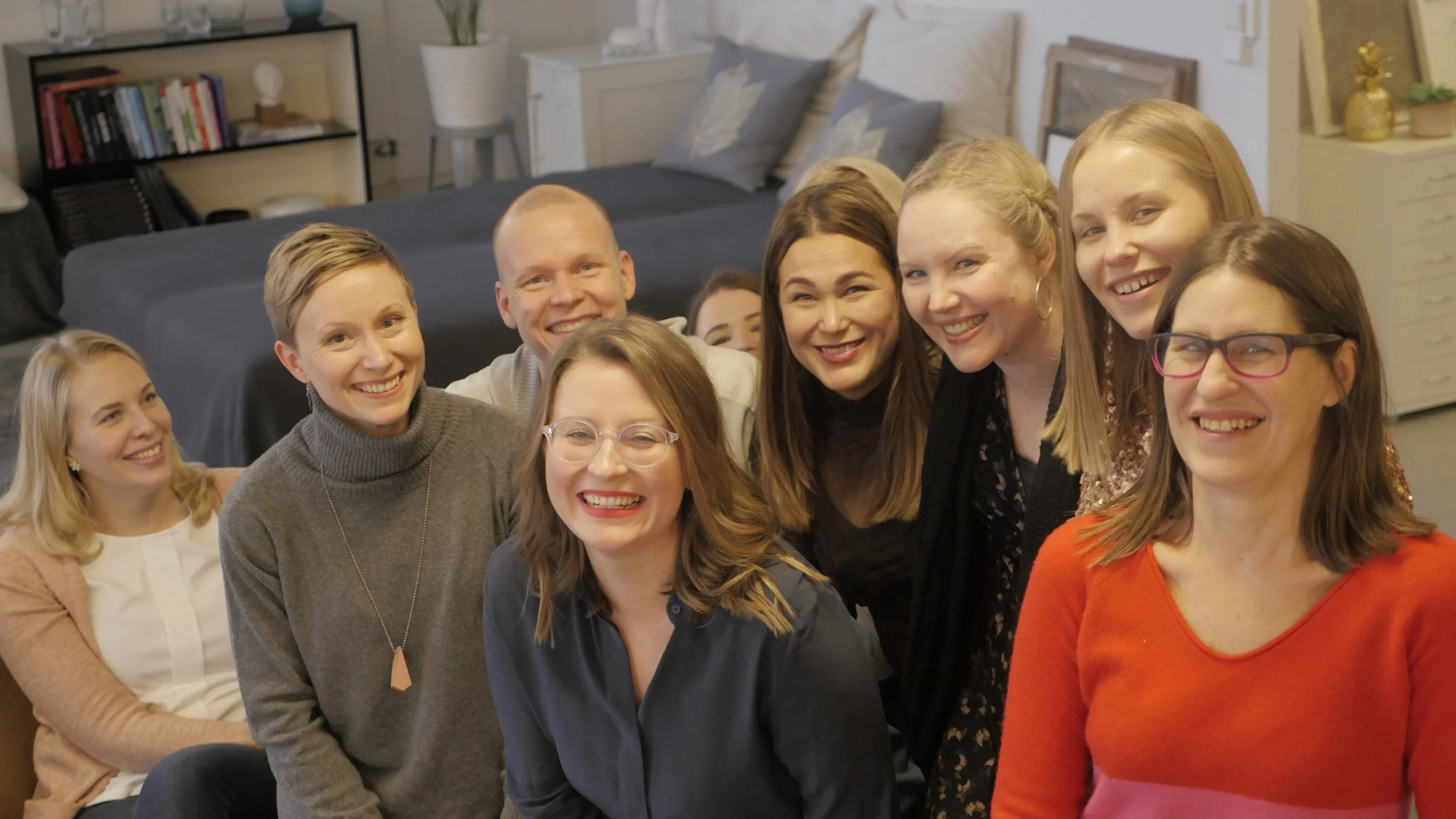 ”Tämä koulutus sopii ehdottomasti yhtä hyvin miehille kuin naisille”, sanoo yliopistonopettajana Jyväskylän yliopistossa työskentelevä Sami Kollanus. Hän aloitti Joyllan Positive Psychology Practitioner -koulutuksen viime syyskuussa. Kuva on Joyllan tammikuisilta, hieman naisvaltaisilta, Kukoistuskekkereiltä.