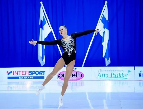 ”Kilpaurheilijana olen jo testannut positiivisen psykologian välineitä päivittäisiin harjoituksiini ja psyykkiseen valmentautumiseen”, kertoo aerobiccari Erika Rautiainen .
