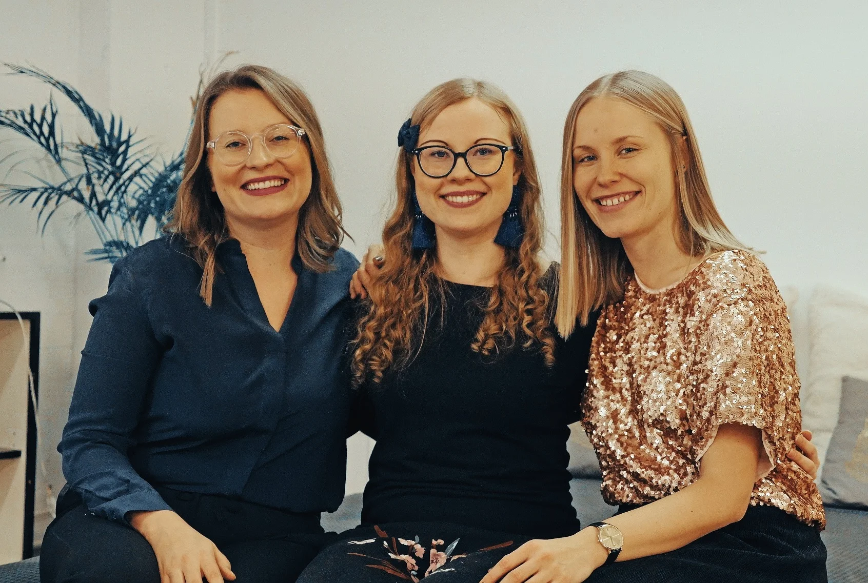 Positive Psychology Practitioner -koulutuksen suorittanut psykologi Anne Haikola on nyttemmin olennainen osa Joyllan tiimiä. Kuvassa mukana Joyllan perustajat Paulina Piippo (vas.) ja Netta Lehtonen (oik.).