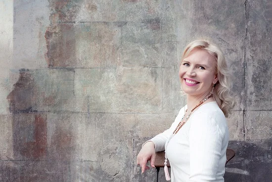 Sosiaalialan moniosaaja Johanna on paitsi Positive Psychology Practitioner, myös yhteiskuntatieteiden maisteri ja Valviran hyväksymä sosiaalityöntekijä, sosionomi (AMK), joogaopettaja (RYT200) ja sertifioitu TRE®-ohjaaja. Tällä hetkellä hän opiskelee Welfare, Health and Management -tohtoriohjelmassa Itä-Suomen yliopistossa.