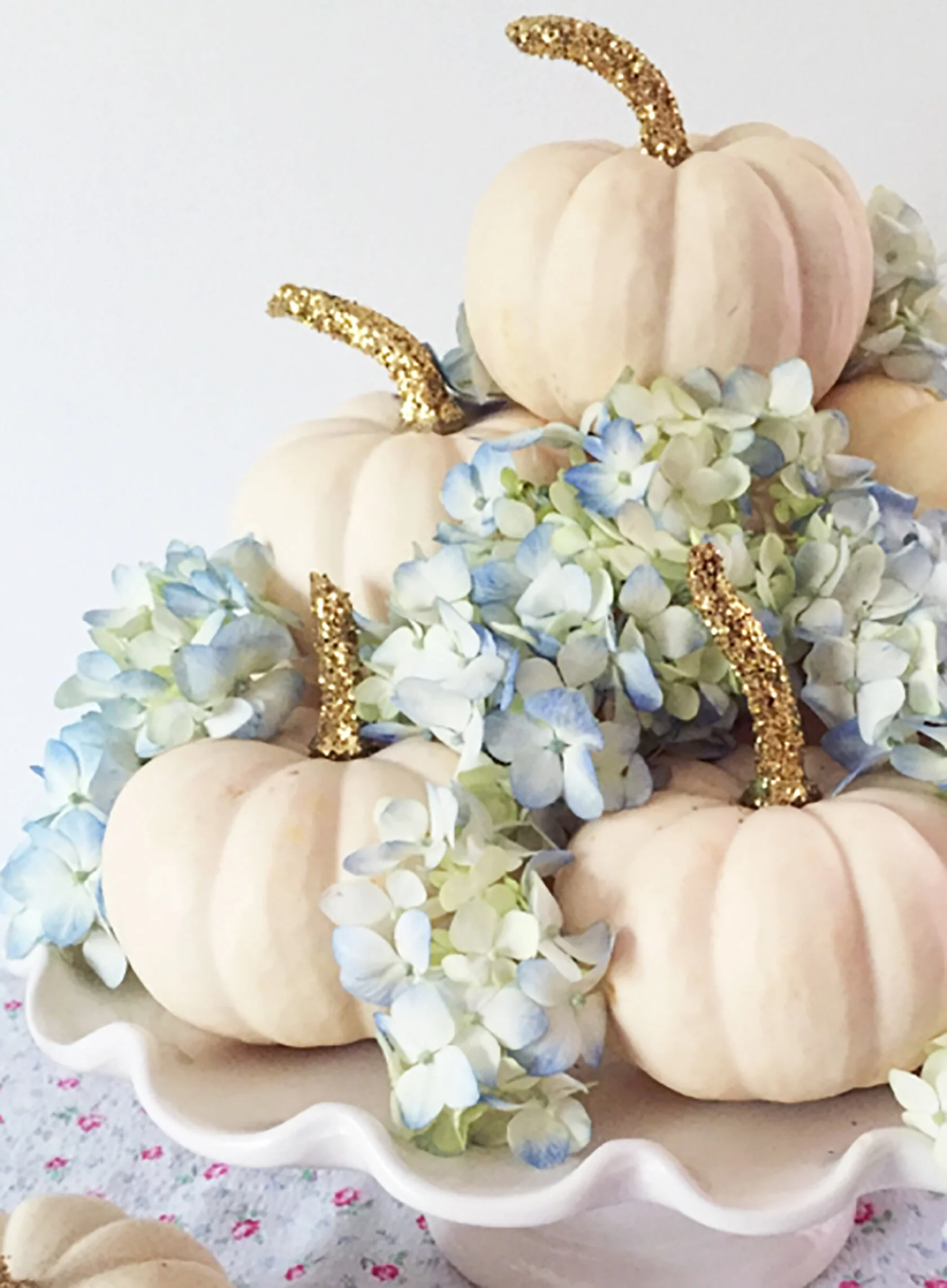 Sydne-Style-shares-no-carve-pumpkin-diy-ideas-for-fall-decor-halloween-with-glitter-white-pumpkins.jpg