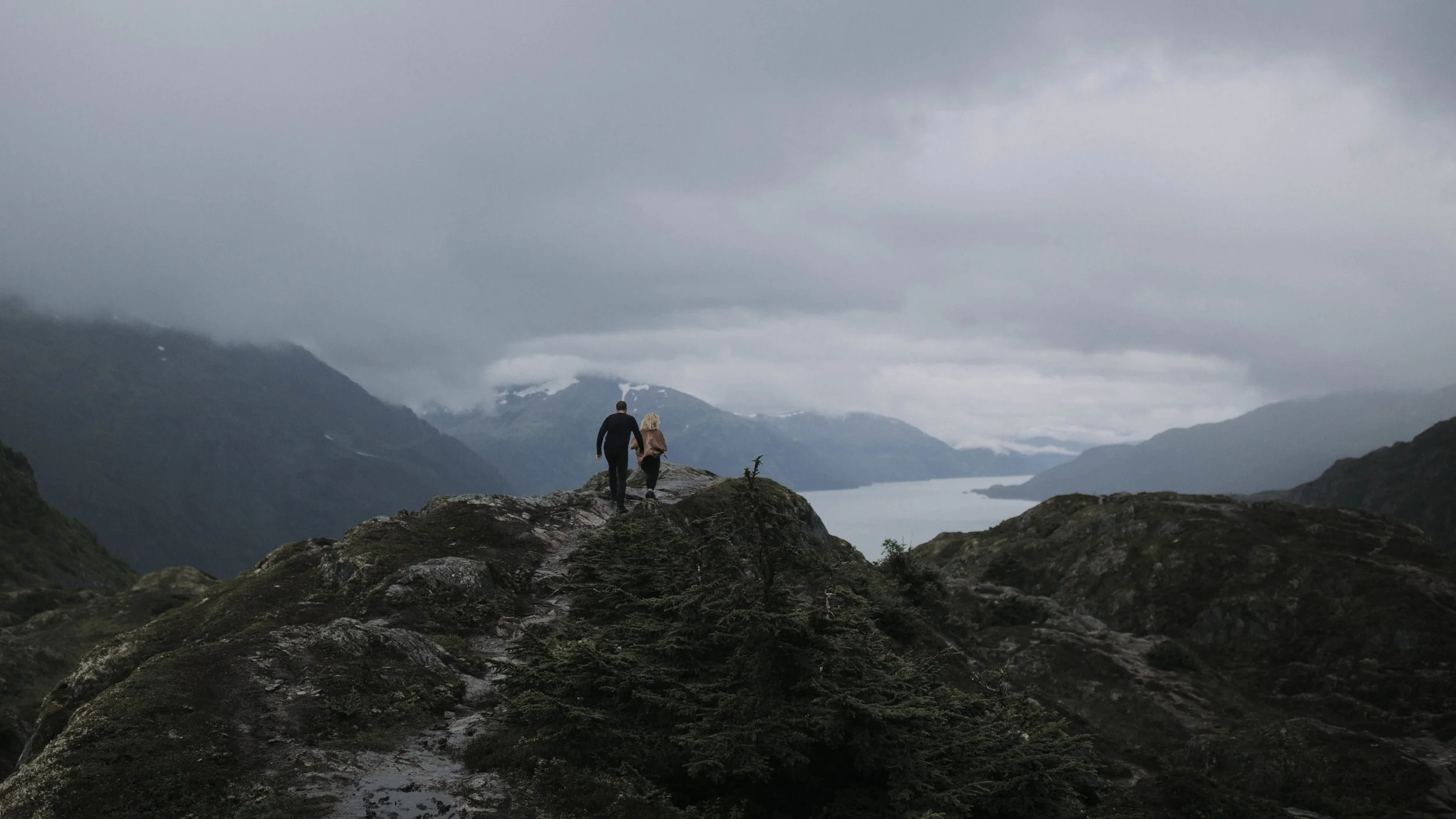 ariel-lynn-alaskan-mountain-couples-session-12.jpg