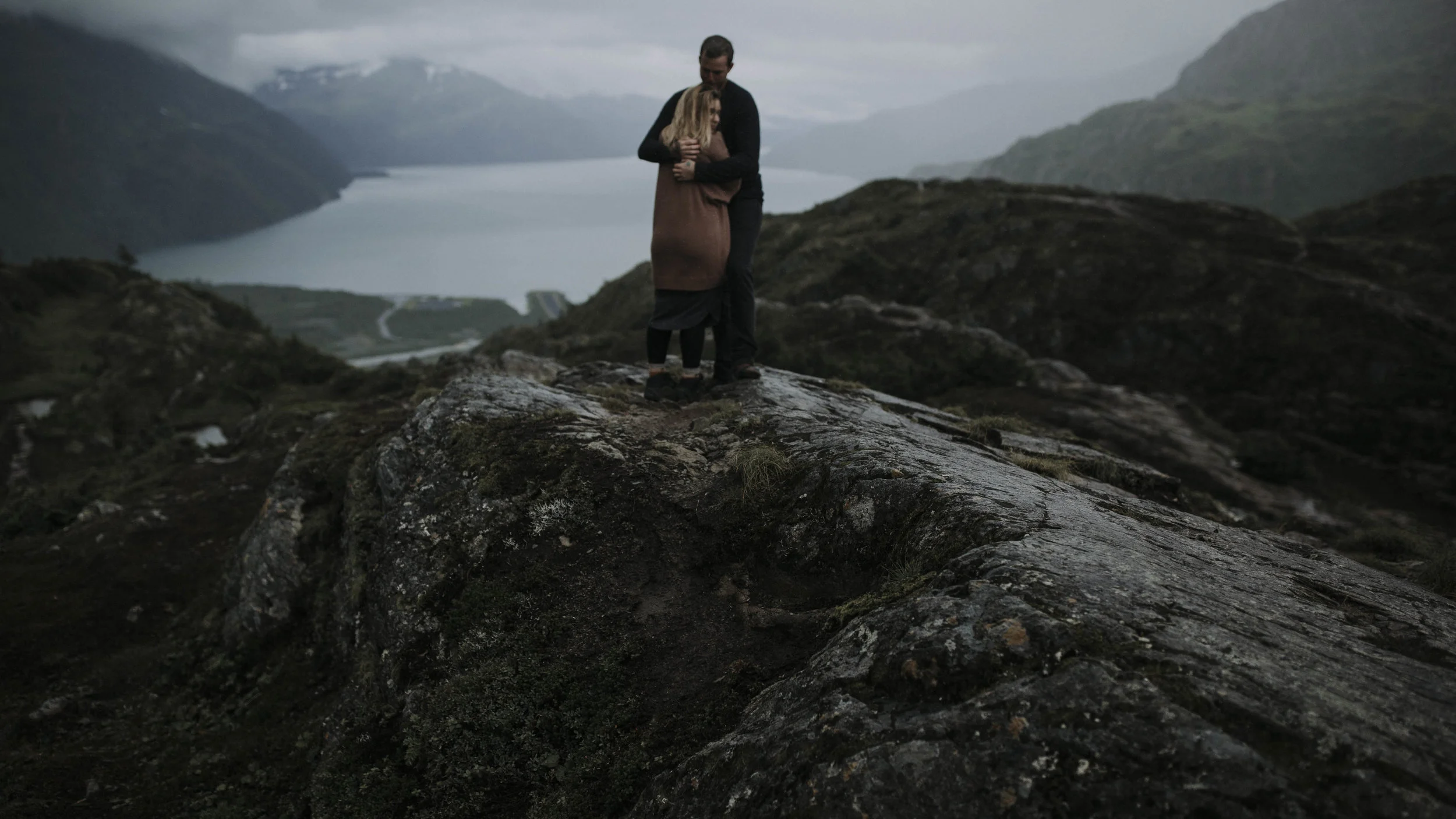 ariel-lynn-alaskan-mountain-couples-session-16.jpg
