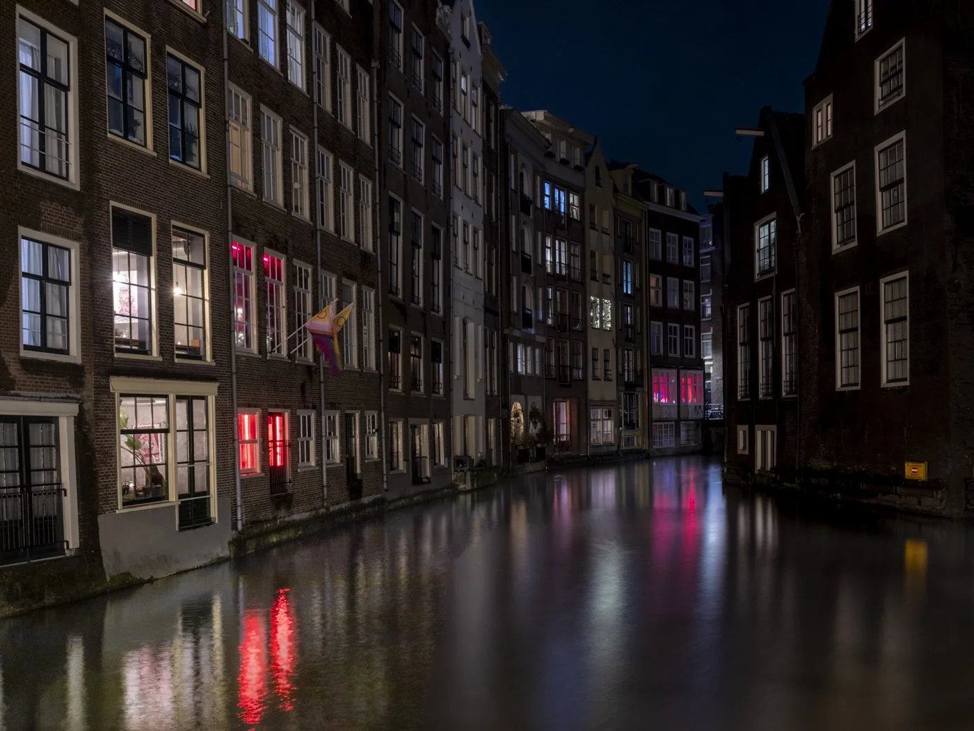 Oudezijds Achterburgwal Canal at Night.jpg