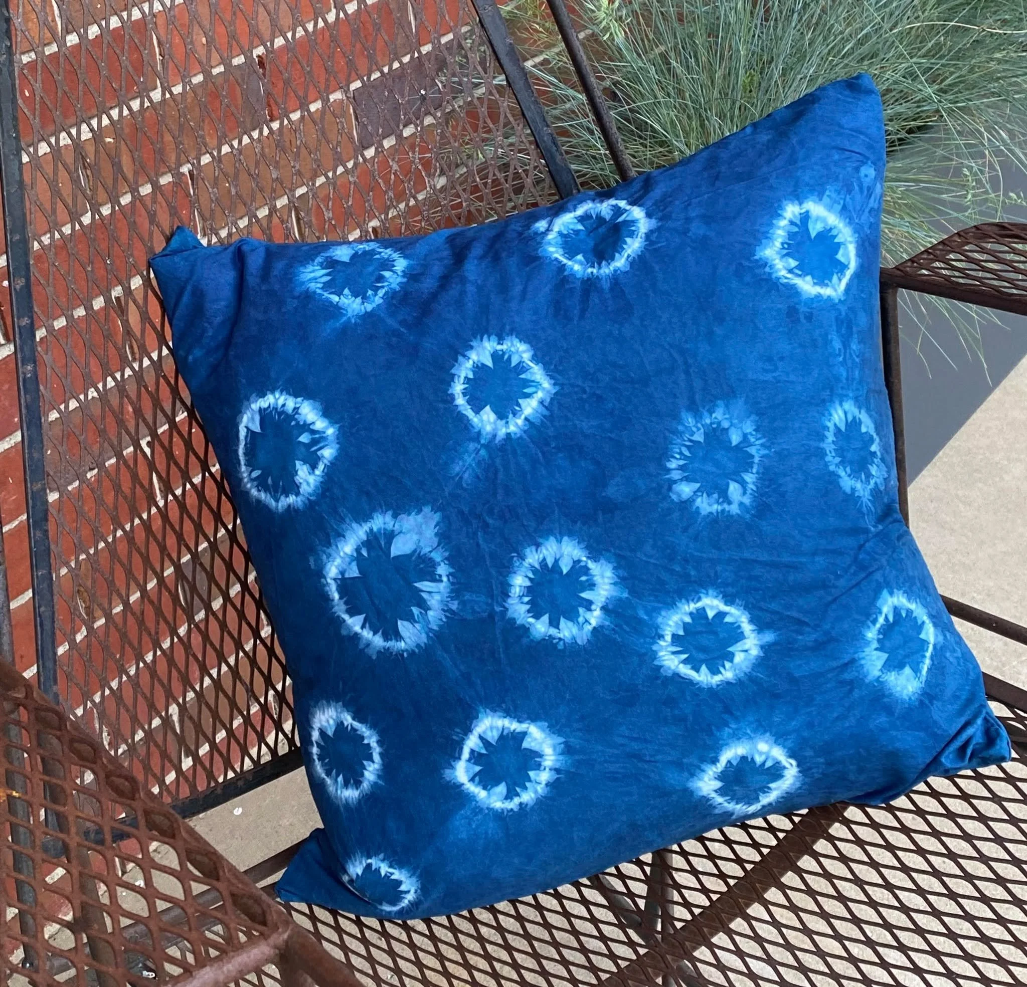 ✨ Discover the Magic of Indigo! ✨

Looking for a fun, creative day this summer? Join Sue Fox Mitrano and learn the beautiful, centuries-old art of Shibori&mdash;a Japanese resist-dyeing technique that creates stunning one-of-a-kind patterns.

Tuesday