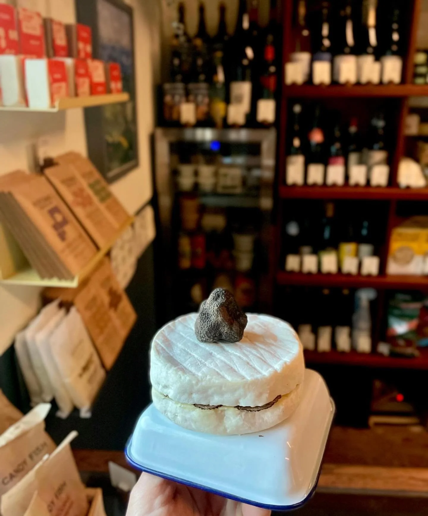 ✨ Christmas Eve at the chz shop! ✨
Walden Supreme - stuffed with cultured butter and 5g Italian black winter truffle 
$40ea
💫LIMITED💫