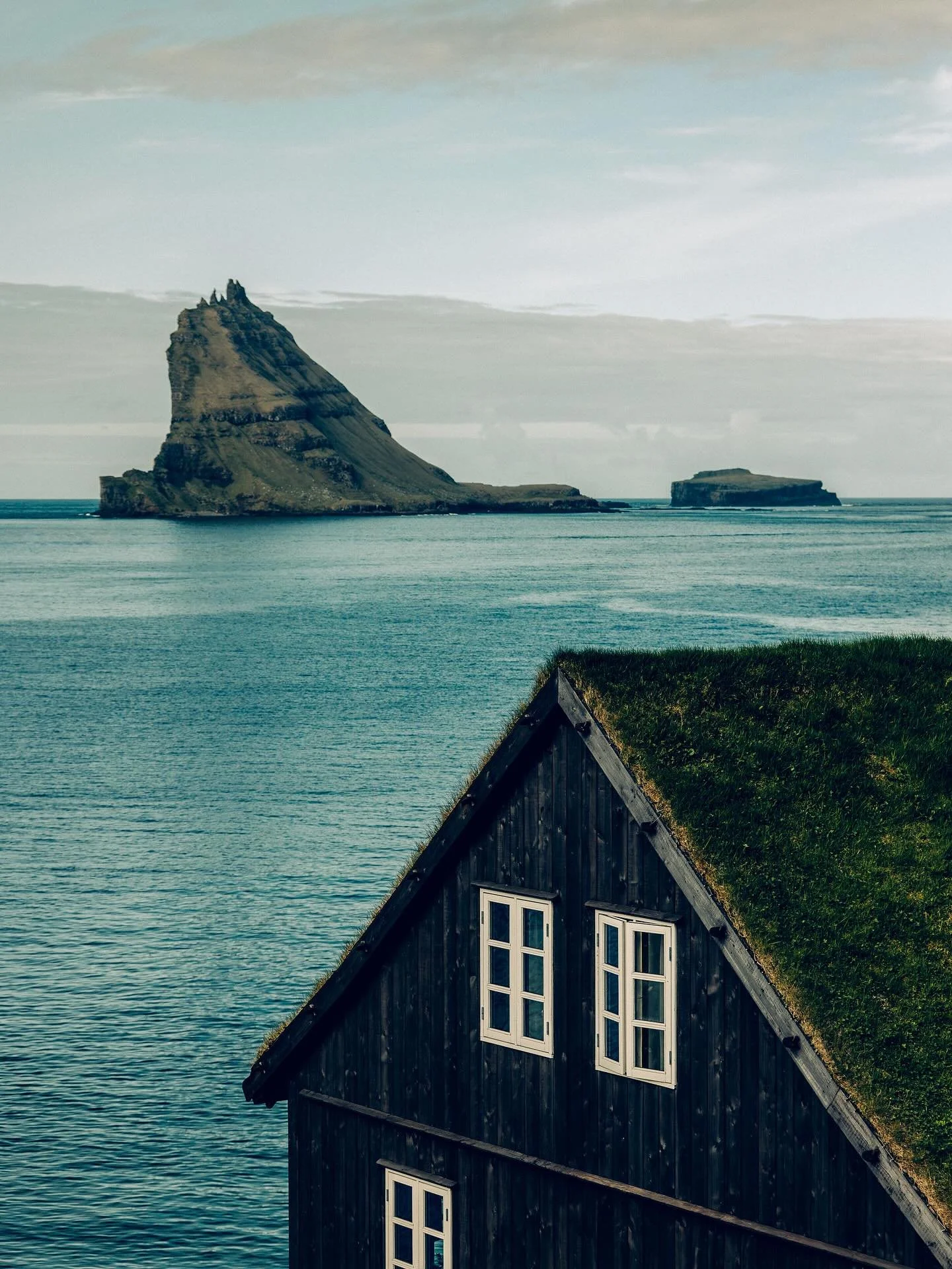 #faroeislands for @journal.voyageurs @voyageursdumonde with the story by Michael Levy @international_photographer_ 
You should have a look on his account to read his memories of this lovely tiny house in the mist