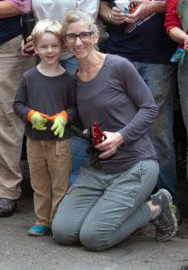 PPF Board Chair Gina Eiben volunteering with one of her children at the 2015 Parke Diem. Photo taken by Stephen Brown in Washington Park