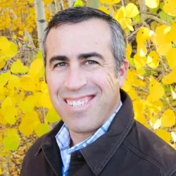 Lee Novak Headshot.jpg
