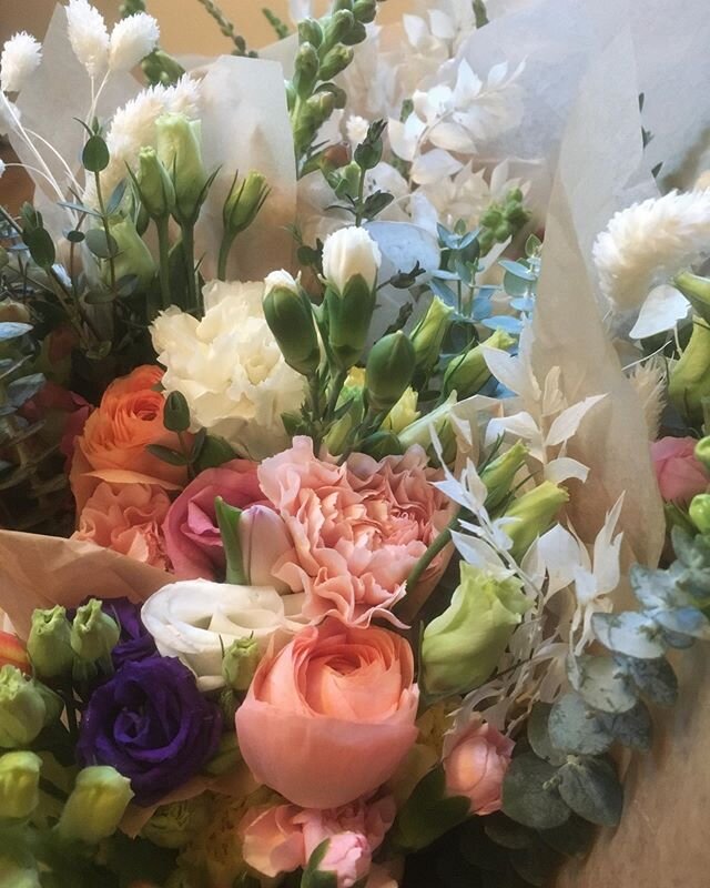 Thank you to all you sweet people who ordered a bouquet! Your blooms will be waiting for you at my casa after 10a tomorrow (Saturday 4/11)-please message me if you still need the address! I hope they bring you some much deserved cheer ✨🌷