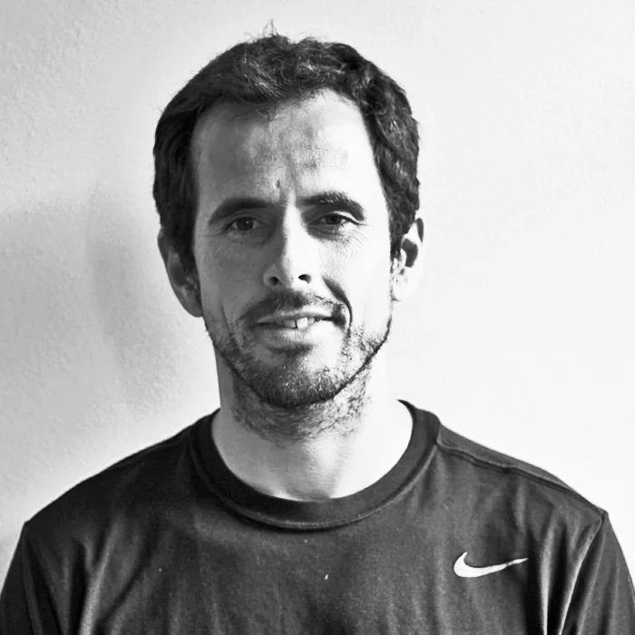 Jose Alejandría Preparador físico deportivo y especialista en gestión de empresas deportivas Cuando llevamos nuestra pasión a la excelencia, sólo pueden ocurrir cambios positivos. Lo que más me enorgullece es acompañar a las personas a través de un camino seguro y coherente hacia el equilibro físico y mental.