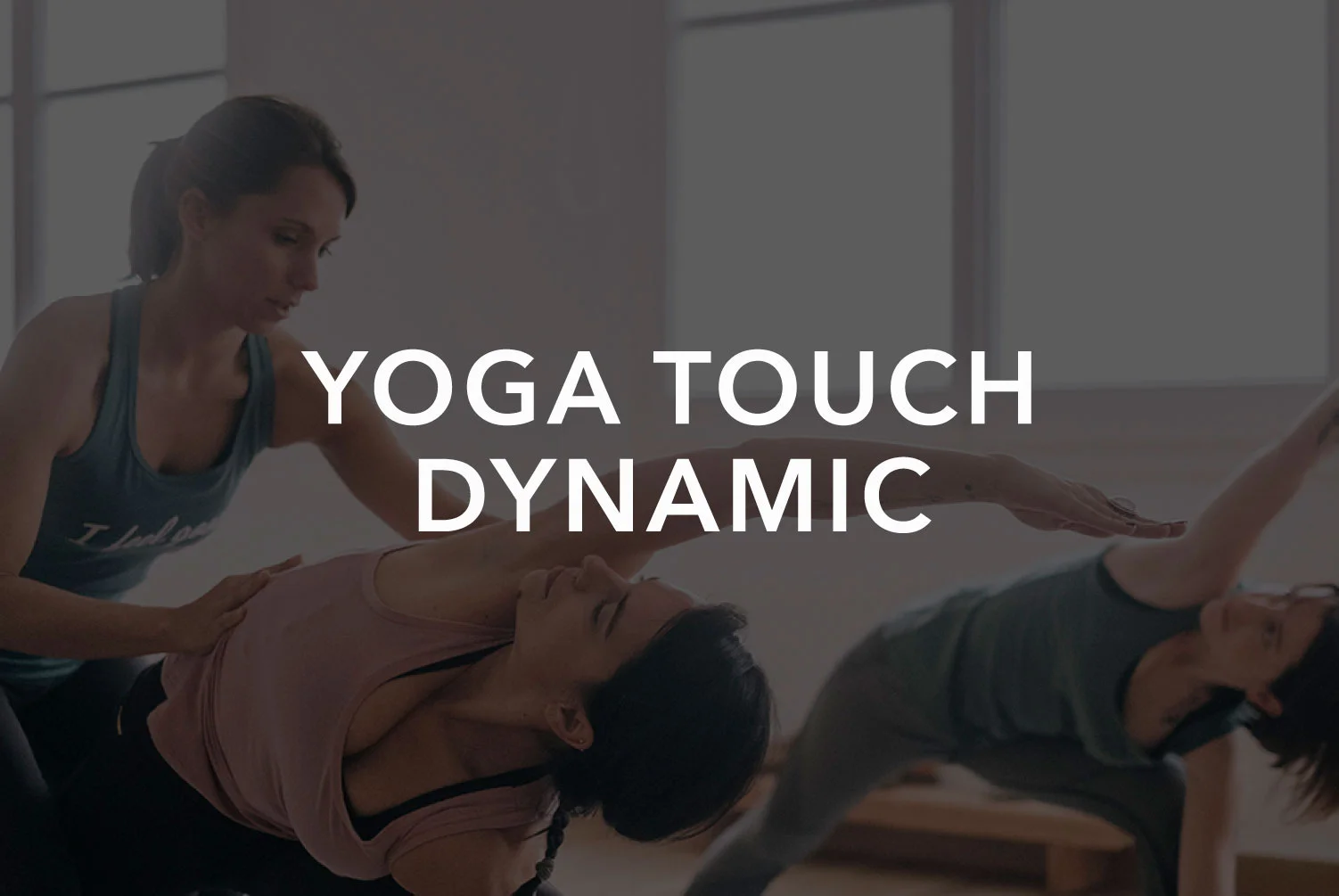Clase con dos profesores, uno que guía la sesión y otro que acompaña al alumno con ajustes táctiles. La base de la práctica es el Hatha Vinyasa, centrándonos en fluir en secuencias equilibradas donde no sólo se trabaja la fuerza, la flexibilidad y la resistencia física, sino también el foco y la calma mental y el equilibrio emocional.