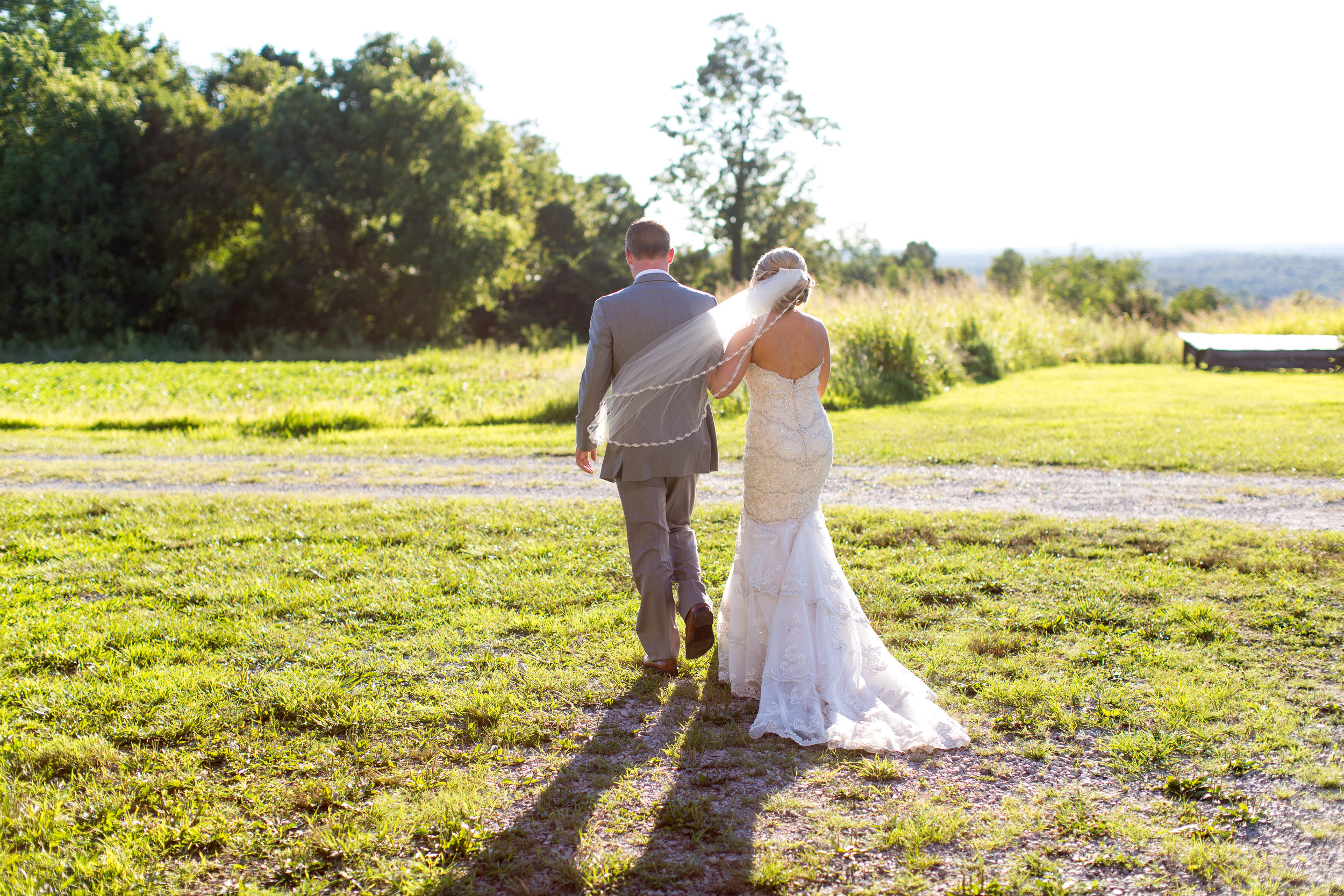 This couple is near and dear to my heart because the groom's older sister was one of my college roommates. Jarron Bolton and Jessica Parker were married on July 29th, 2017, at Burdoc Farms in Crofton, KY, which is about 3 hours away from Lexington. …