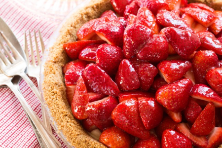 fresh strawberry whole pie 6505.png