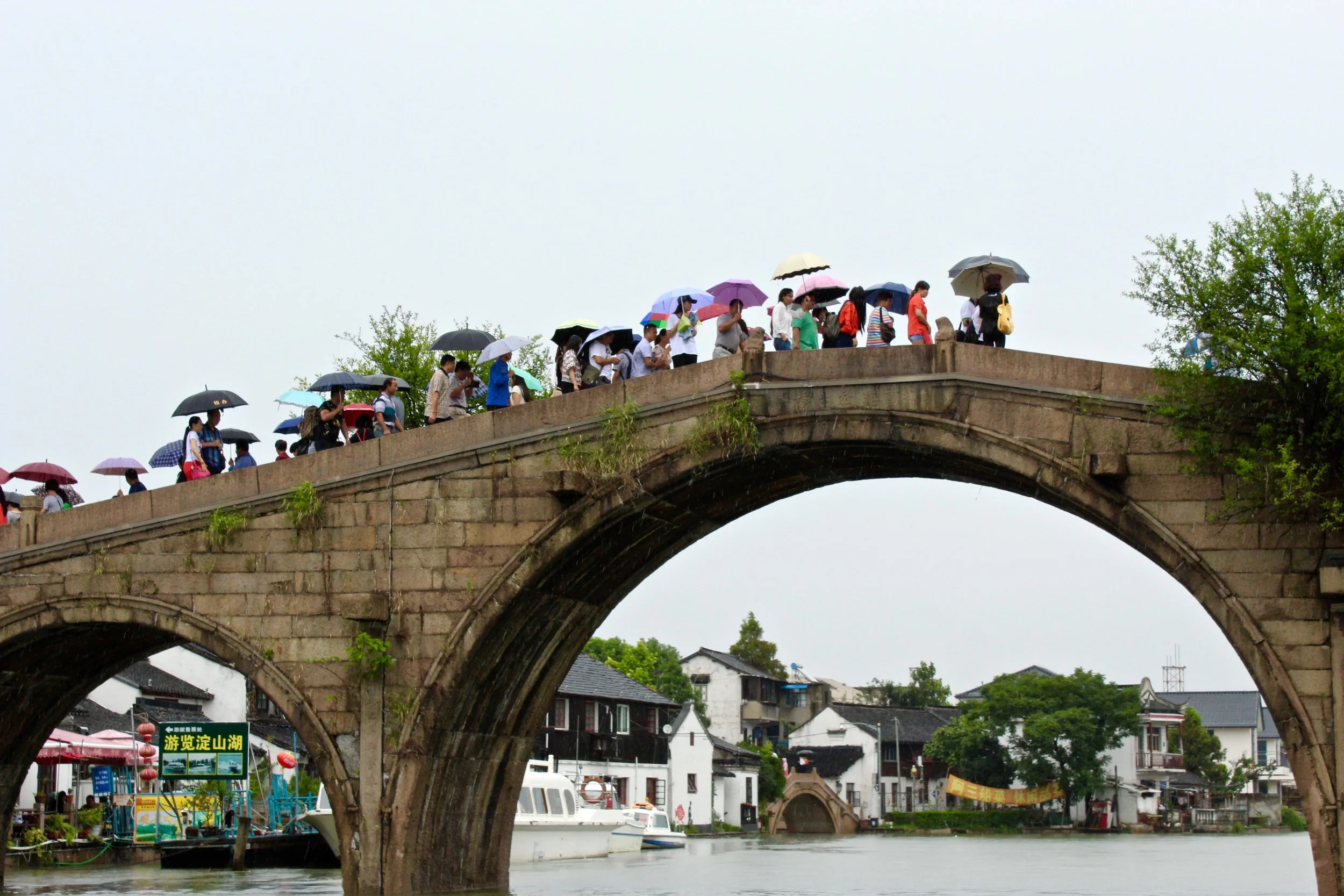 Fangsheng Bridge. 
