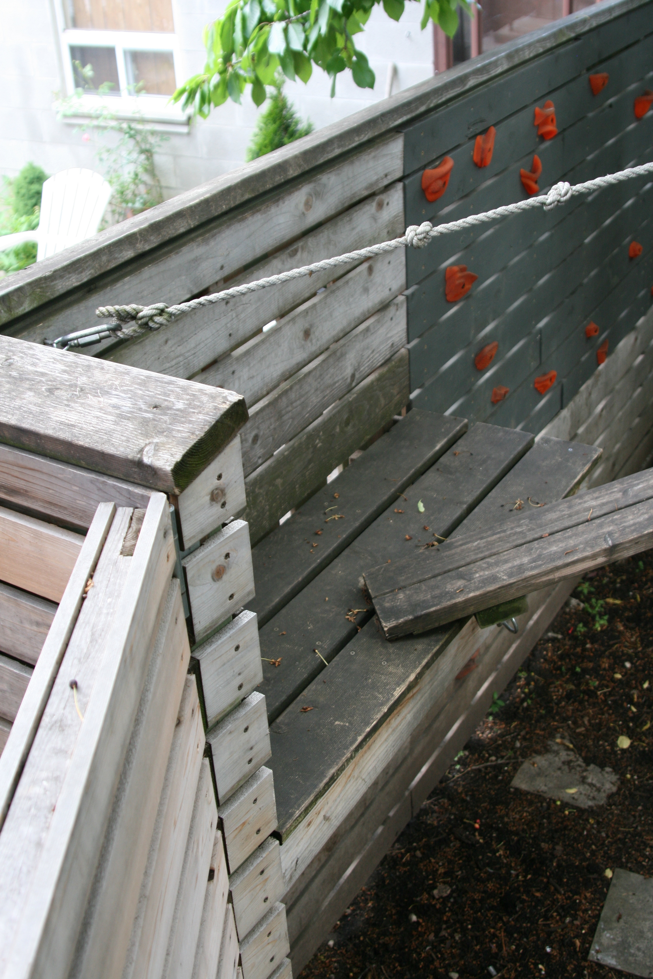 A look to the corner platform and gate. The reinforced corner stabilities the fence.