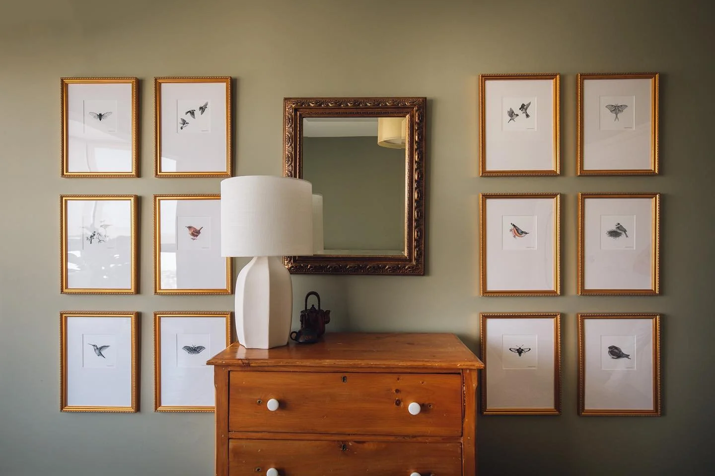 I clearly love a good gallery wall 🖤 Display your art collection, family photos, or even objects. 

Which one is your favourite? 

1) #ParkBed
2) #FortYorkCondo
3) #RadianceCondoRoundTwo
4) #RedstoneLakeHome
5) #RedstoneLakeHome

Photos by: @joshtee
