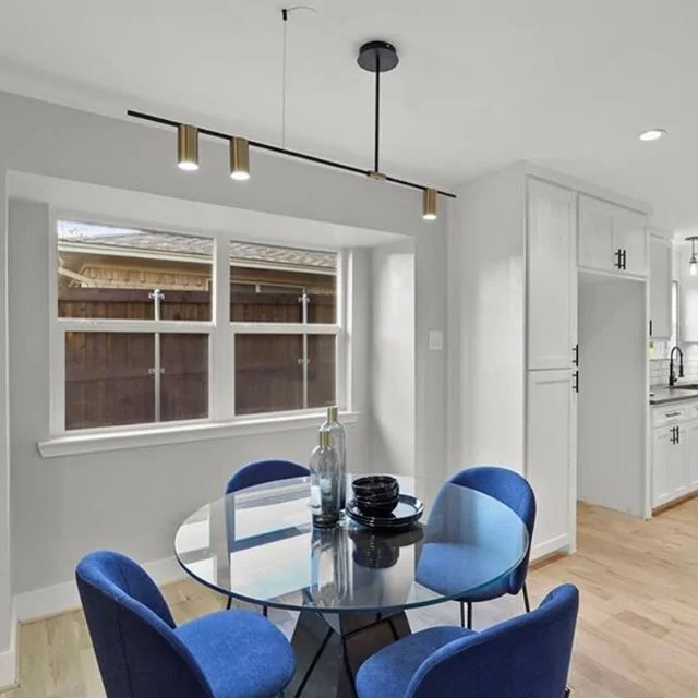 Loving these new blue curved back dining chairs, especially paired with this modern mixed metal lighting. .
.
.
#eastdallasrealestate #whiterocklake #investmentproperty #dallasrealestate #mixedmetals #diningroom #eastdallas #moderdesign #compass #fli